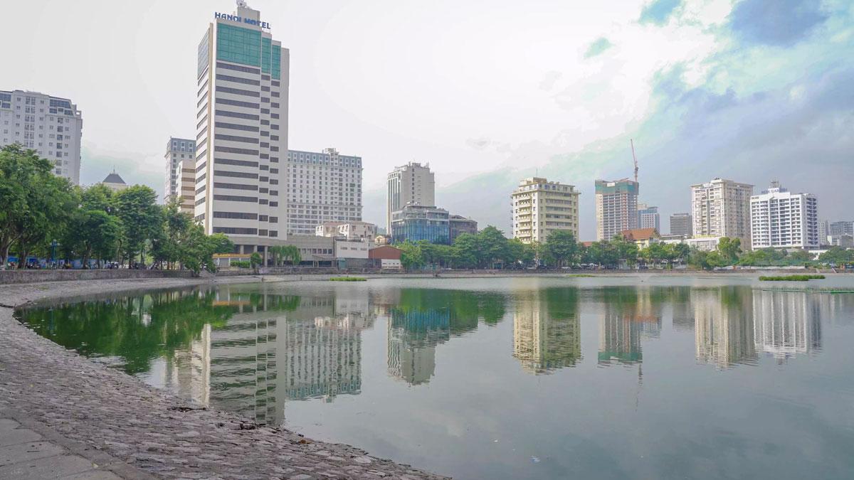 Khung cảnh nhộn nhịp thường ngày trên phố Trần Huy Liệu, phường Giảng Võ, quận Ba Đình, Hà Nội